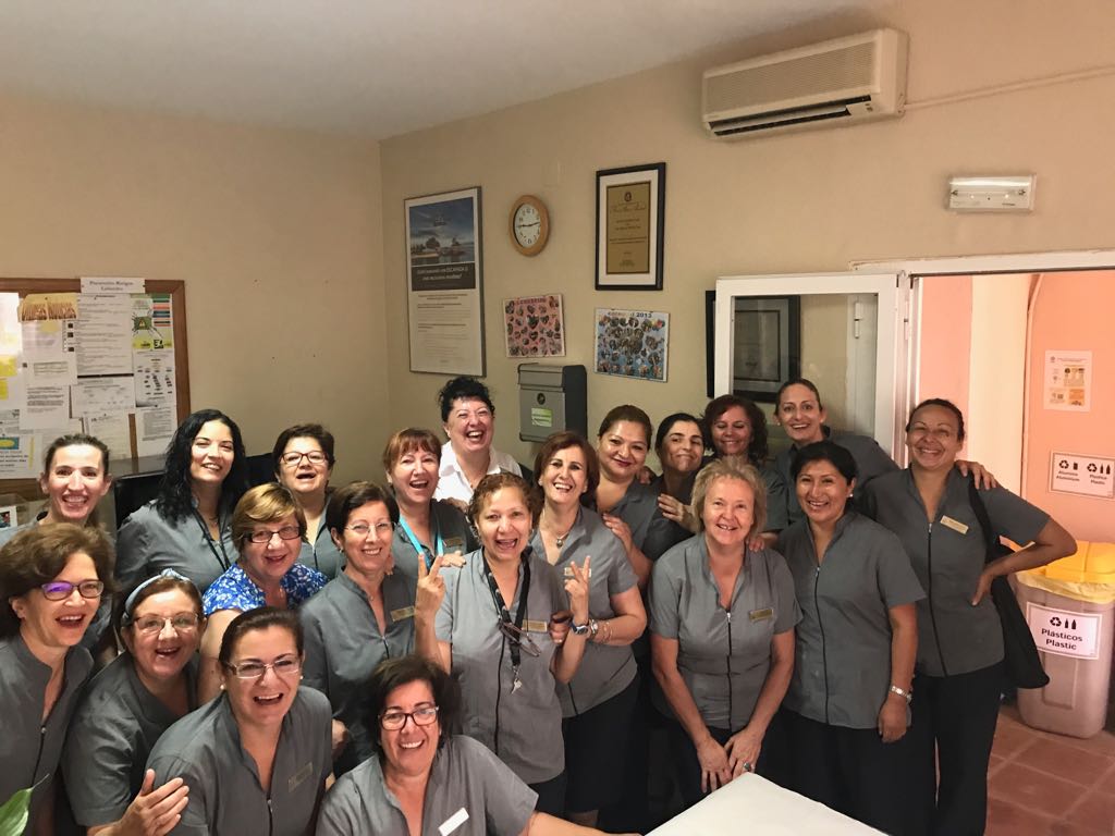 helena_dri's tweet photo. Happy faces at Los Amigos, it's our housekeeper's birthday! Will there be a cake ??
#dritechsavvy #dricareers #labcteam #drigogreen https://t.co/FnJ2VcvH4i