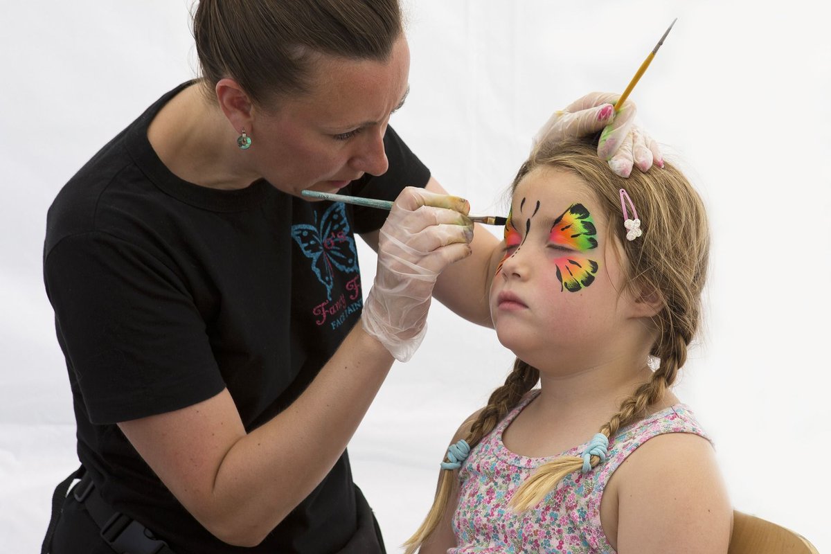 alachualibrary's tweet photo. School's out and it's time to party! #AlachuaLibrary has face painting and crafts while the whole family signs up for summer reading! 2-4PM https://t.co/Bqg2XIk1UH