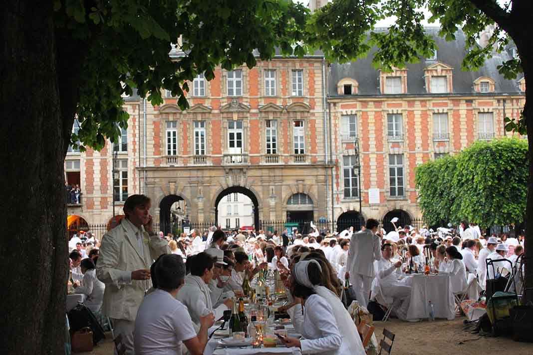 TravelVieaMag's tweet photo. Pique-nique chic: le Dîner en blanc de Paris récidive! https://t.co/Hz8rW2D2OP https://t.co/fZ0hheioDI
