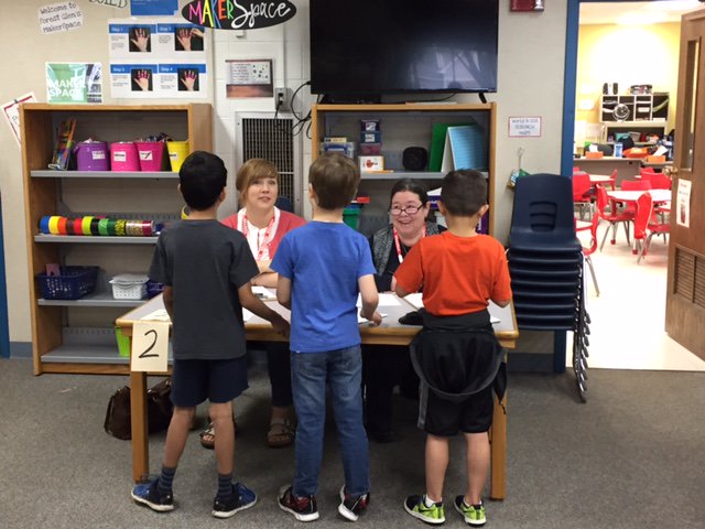 ckellam's tweet image. FG 1st Gr design/present bird feeders. Experts incl school board members, high school teacher, and nature museum educator. #d41pbl