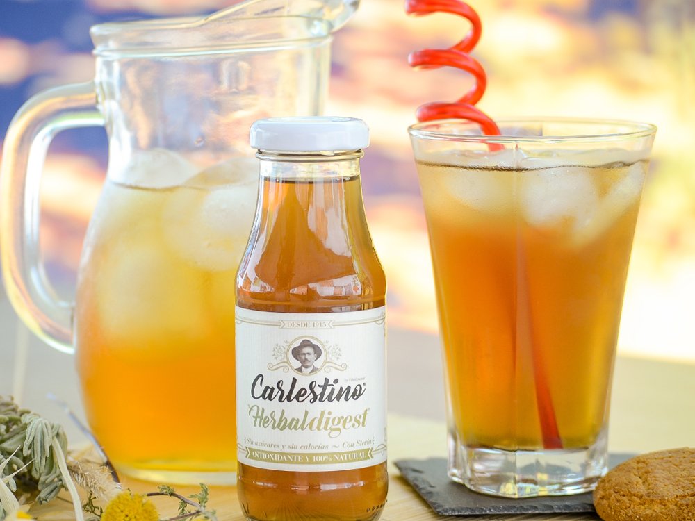 Vitalgrana's tweet photo. ¿Qué mejor manera de pasar un #FelizFinde con un digestivo y saludable refresco?🍹Disfruta #Carlestino #Herbaldigest, ya en #Hiperber https://t.co/hltnpnOQRH