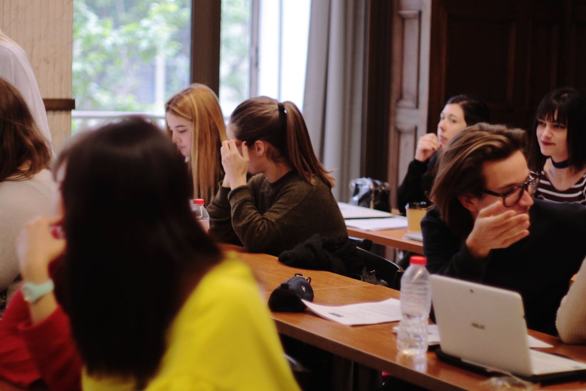 eatm_escola's tweet photo. Nuestros #ciclosformativos y #postgrados combinan teoría y práctica de la mano de profesionales con experiencia en #moda #estudiamoda https://t.co/k0Rn15Bk8O