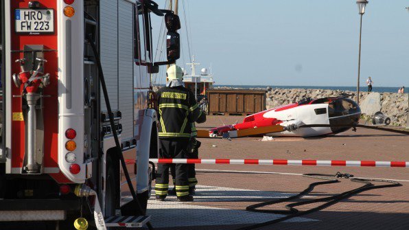 NNNonline's tweet image. #Hubschrauberabsturz in #Rostock - Drei Insassen leicht verletzt - nnn.de/lokales/rostoc…