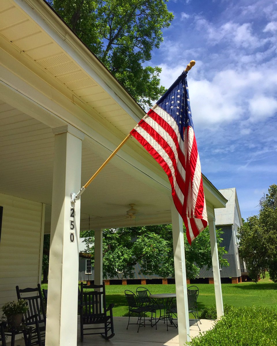 Happy Friday y'all! What a beautiful day to enjoy a sweet Georgia peach 🍑