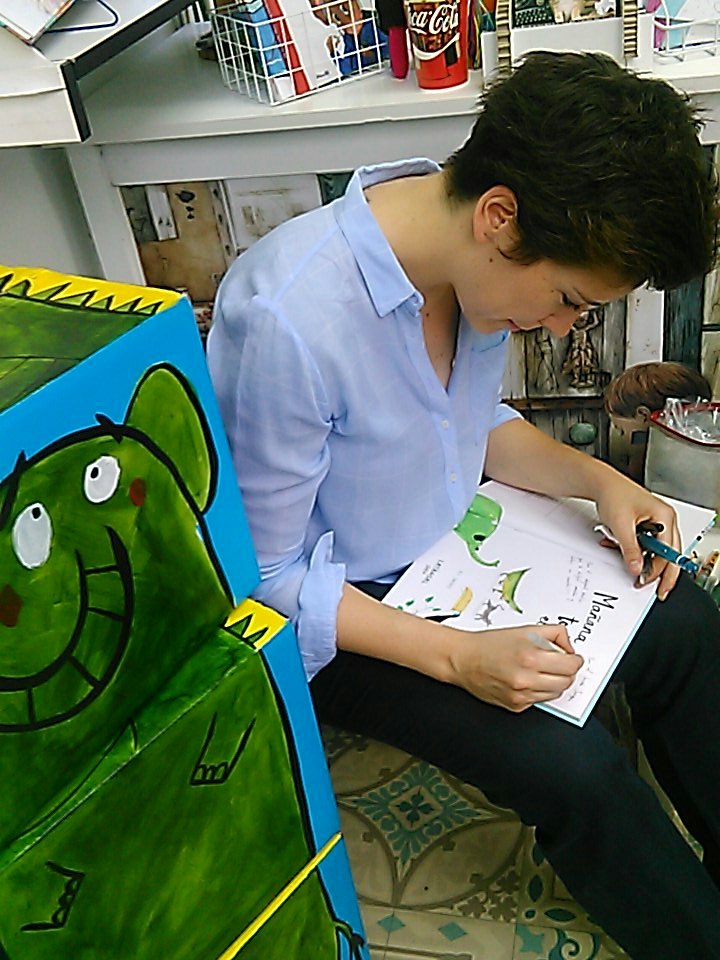 Bea Enríquez, autora de Mañana todo el día, está firmando. Lata de Sal. Caseta 354. Feria del Libro de Madrid