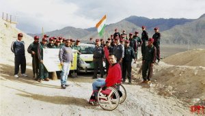 YoungZBharat's tweet photo. सीने से नीचे पैरालाइज़ #EricPaul ने लेह से कन्याकुमारी तक (3917 km) रिकॉर्ड 159:59 घंटे में ड्राइव कर #LimcaBookofRecords में दर्ज कराया नाम https://t.co/ryIRZo9u7H