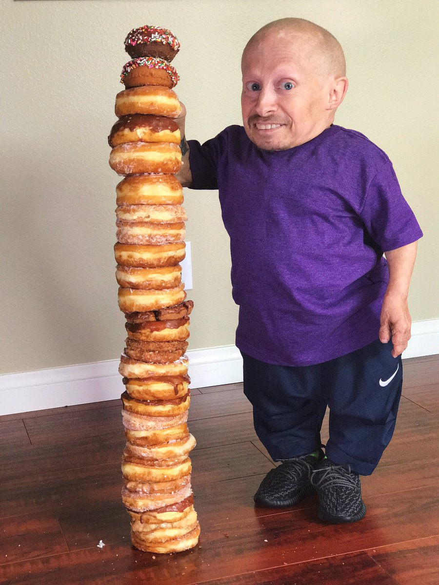 Verne Troyer (@VerneTroyer) on Twitter photo 03/06/2017 00:06:10 I'm 27 donuts tall. #NationalDonutDay I'm 27 donuts tall. #NationalDonutDay