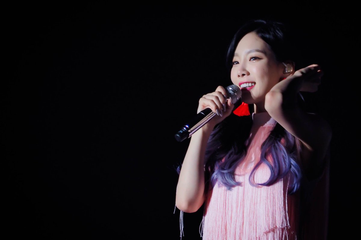 [PIC][27-05-2017]TaeYeon khởi hành đi Thái Lan để tham gia Concert - "PERSONA in BANGKOK" vào chiều nay - Page 5 DBVN6oCUMAINOHJ