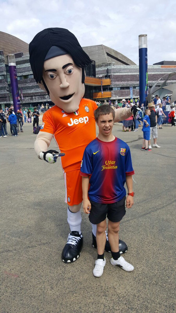 @FAWTrust @RobFranklinFAWT what a fantastic experience our pupils had  <a href="/ysgolygogarth/">ysgol y gogarth</a> watching the Womans Champion league Final big thanks🏆