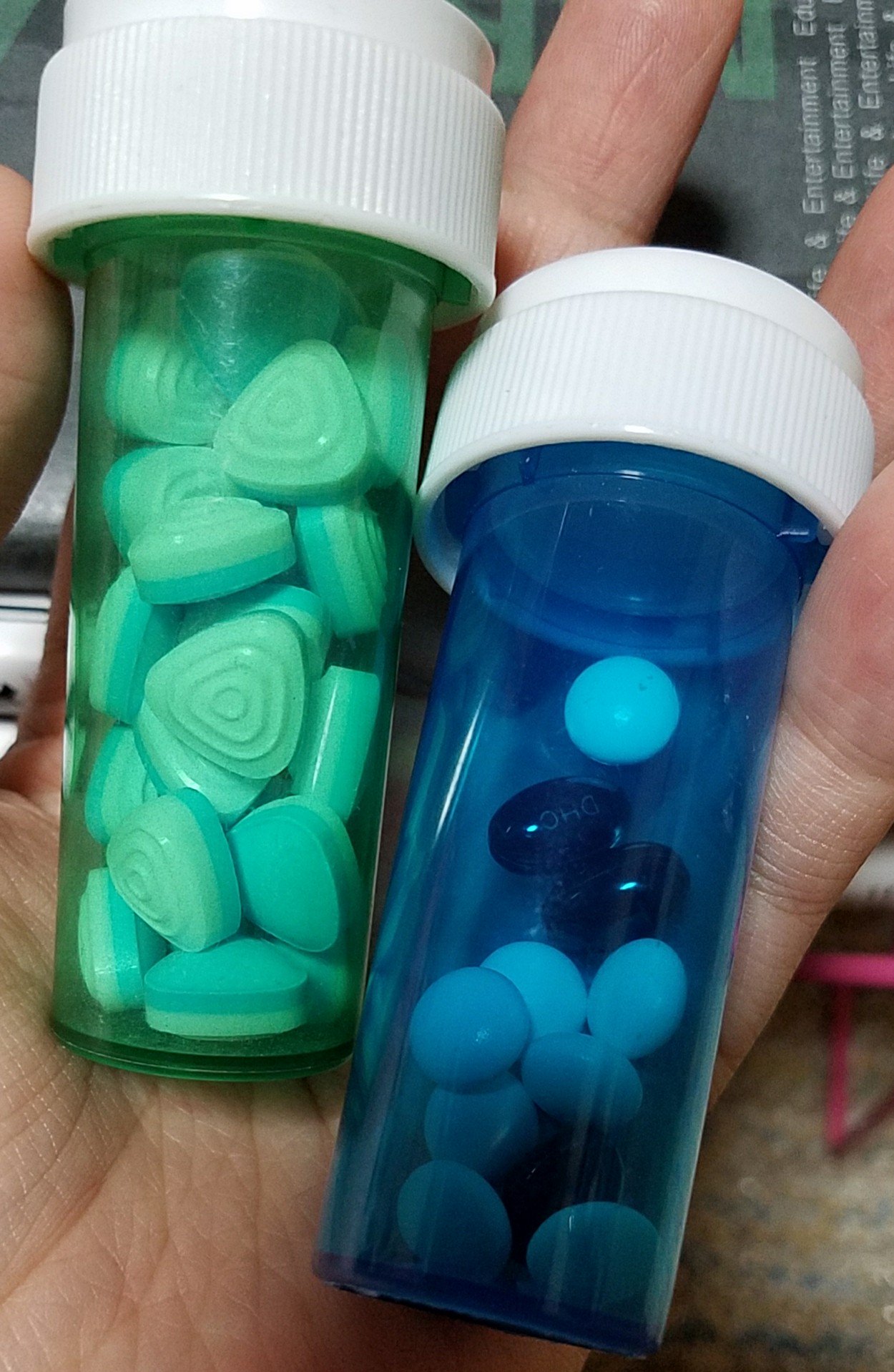 ゆみ ゲンガーがすこ 海外の映画やドラマで出てくるピルケースにデカイフリスク入れてみた ガチ感がすごい 青い方には命の母ホワイトとセントジョーンズマートってサプリ入れてる これはガチの錠剤 ピルケース ピルボトル フリスク T Co