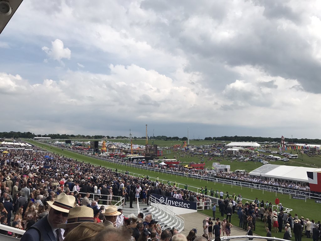 RedWBPhoto's tweet image. Great day to be shooting at Epsom Races.