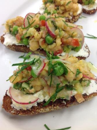 GreatHarvest's tweet image. Chickpea crostini topped with fresh #SpringVeggies - get the recipe here! hubs.ly/H07Fysq0 #BreadBizChef #ChefScottMolyneaux #Recipes