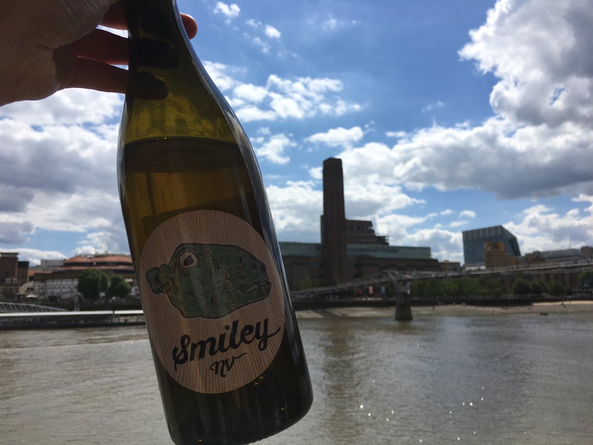 Silwervis's tweet photo. Smiley White V3 chilling out by the Thames🤘🏼 https://t.co/jVN8dvrdtB