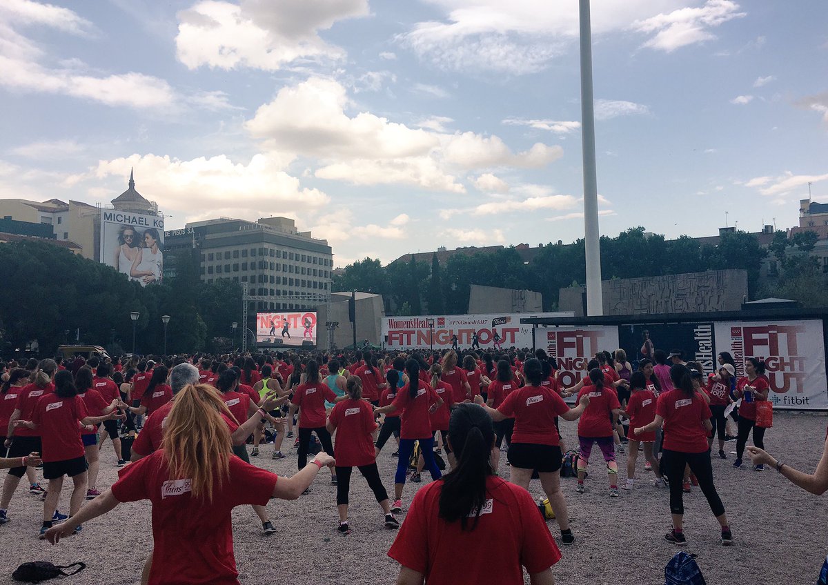 lysscob's tweet photo. Así está la plaza de Colón con la #FNOmadrid17 de @WomensHealthESP https://t.co/u79slRsSLu