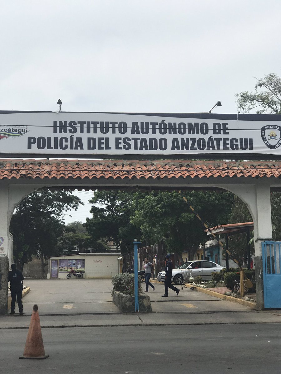 manuelferreiraG's tweet photo. En las puertas de #Polianzoategui junto a @denissechu esperando la liberación de Luisannys Parabacuto y Ángel Diaz. Seguimos en Resistencia! https://t.co/IYoEQW6RN4