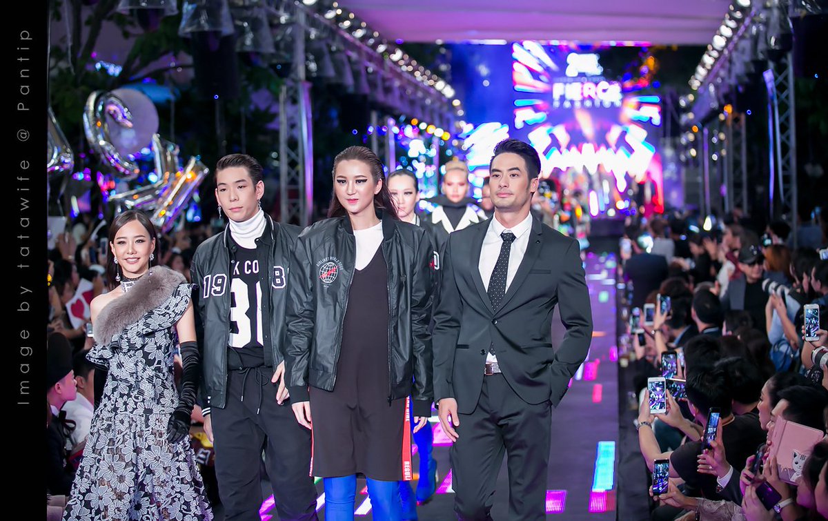KarlTatawife's tweet photo. งานเดินแบบแห่งปี #EmFierceFashion [31/5/2017] #บอยเต้ย คู่นี้เขากำลังมา .. เอ๊ะ หรือกำลังไป 55 เบอร์ใหญ่สุดละงานนี้ // #เจเจ #ต้าเหนิง https://t.co/0t8TxV8bID