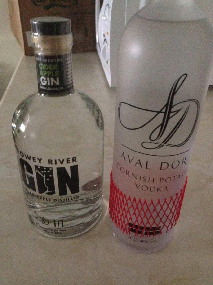 FoweyCiderChees's tweet photo. Gorgeous local gin &amp; vodka for cider cocktails - huge thanks @foweyrivergin &amp; @AvalDorVodka See you all tomorrow! https://t.co/zvrSgynaim