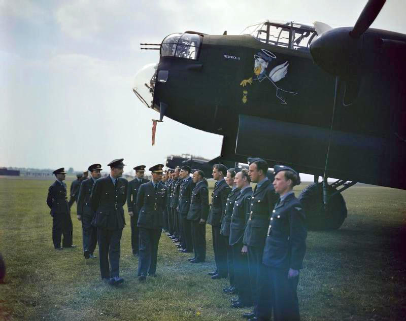ron_eisele's tweet photo. King George VI visiting airmen at RAF Scampton (1943) https://t.co/lFZ4bTCsmg