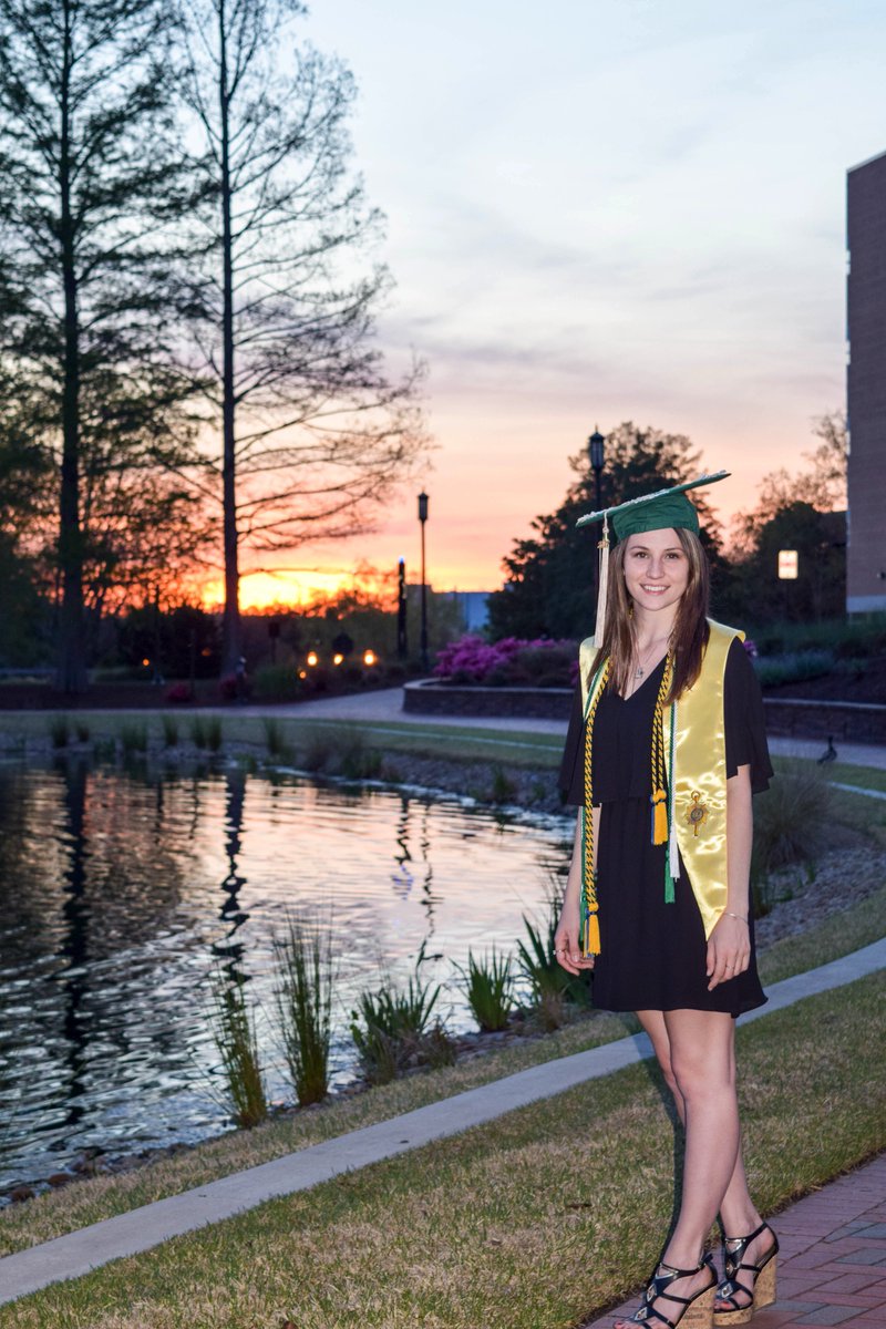 AmberColvin01's tweet photo. I haven't been on Twitter in a hot minute! But i'm now a college graduate!! 🎓 https://t.co/2N0FVt8vGS