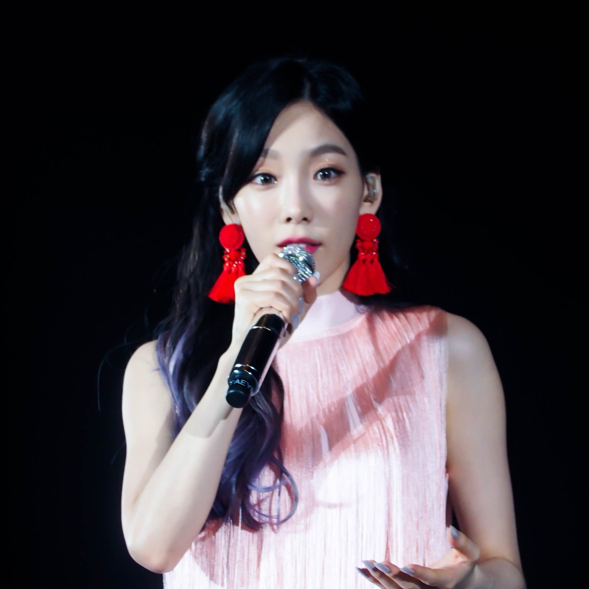 [PIC][27-05-2017]TaeYeon khởi hành đi Thái Lan để tham gia Concert - "PERSONA in BANGKOK" vào chiều nay - Page 5 DBVTR2NUMAMxGuX