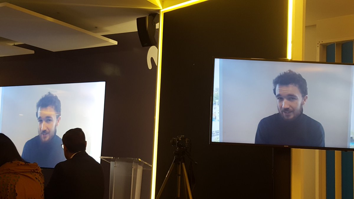 YouMusic_aj's tweet photo. @KikeLabian dedicando unas palabras en el evento de nuestros compañeros de @snowballproj #tengo5minutos https://t.co/aqquIgabH1