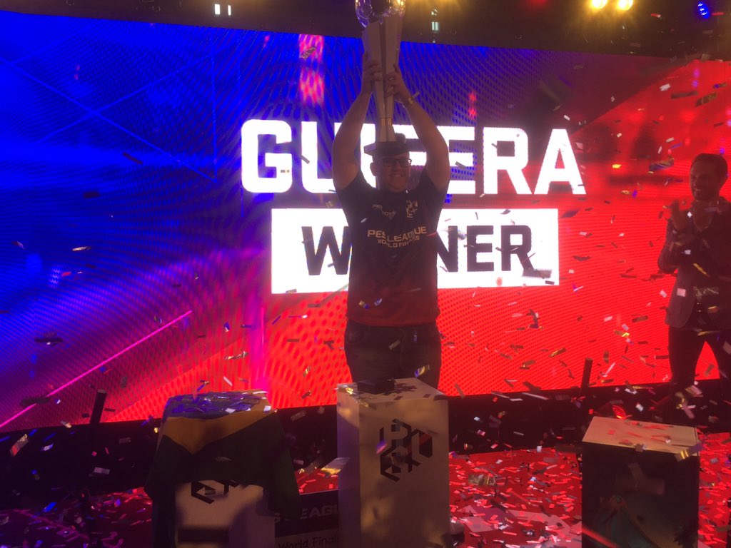 chandy_teixeira's tweet photo. O troféu de campeão mundial de PES é de GuiFera. #trgames https://t.co/LbTNlsXEKx
