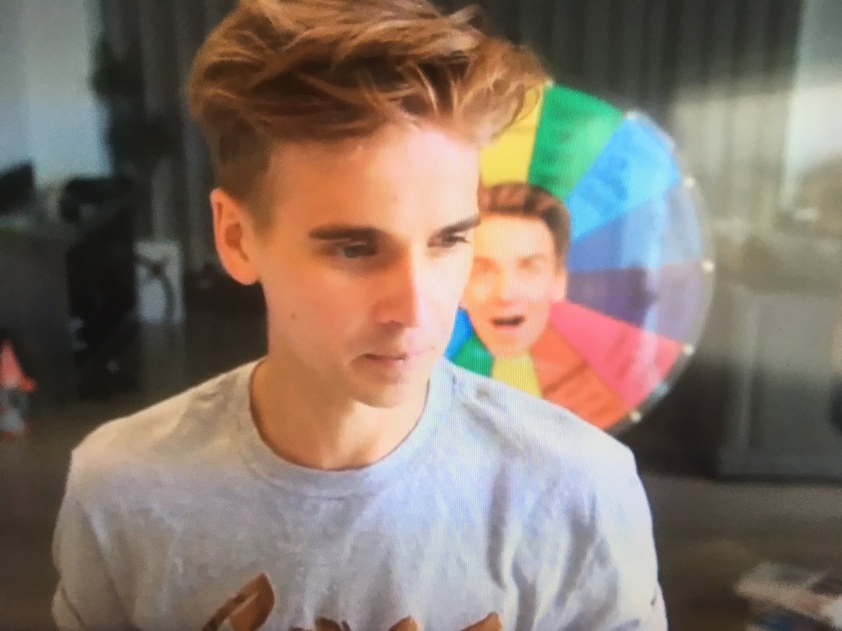 ZalfieSugg1's tweet photo. Half an hour in and he's only just signing number 1😂😂😂 go on joe👍🏻 #24HourJoe @Joe_Sugg https://t.co/AHSoubN9pE