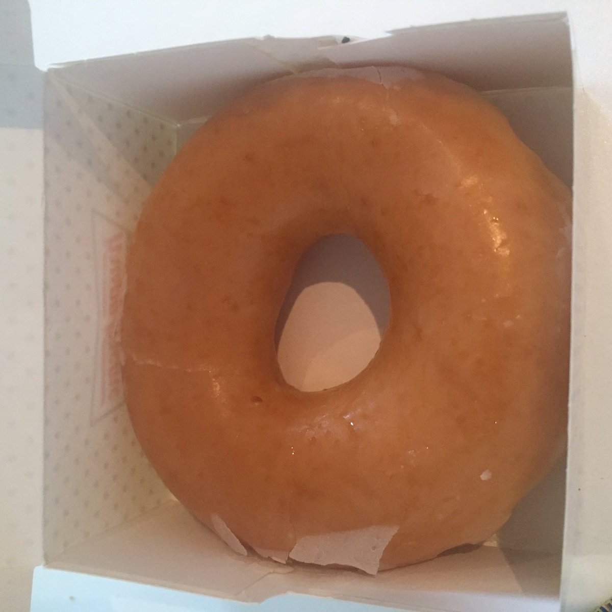 ClaireClairefba's tweet photo. Cheers @krispykremeUK @EMTrains #EMTtreats #glazedring #tweetyourtreat #krispykreme https://t.co/n3K3TenBhh