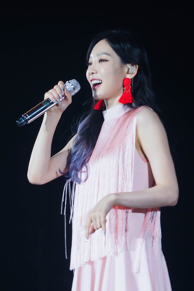 [PIC][27-05-2017]TaeYeon khởi hành đi Thái Lan để tham gia Concert - "PERSONA in BANGKOK" vào chiều nay - Page 5 DBVWMySV0AAnraS