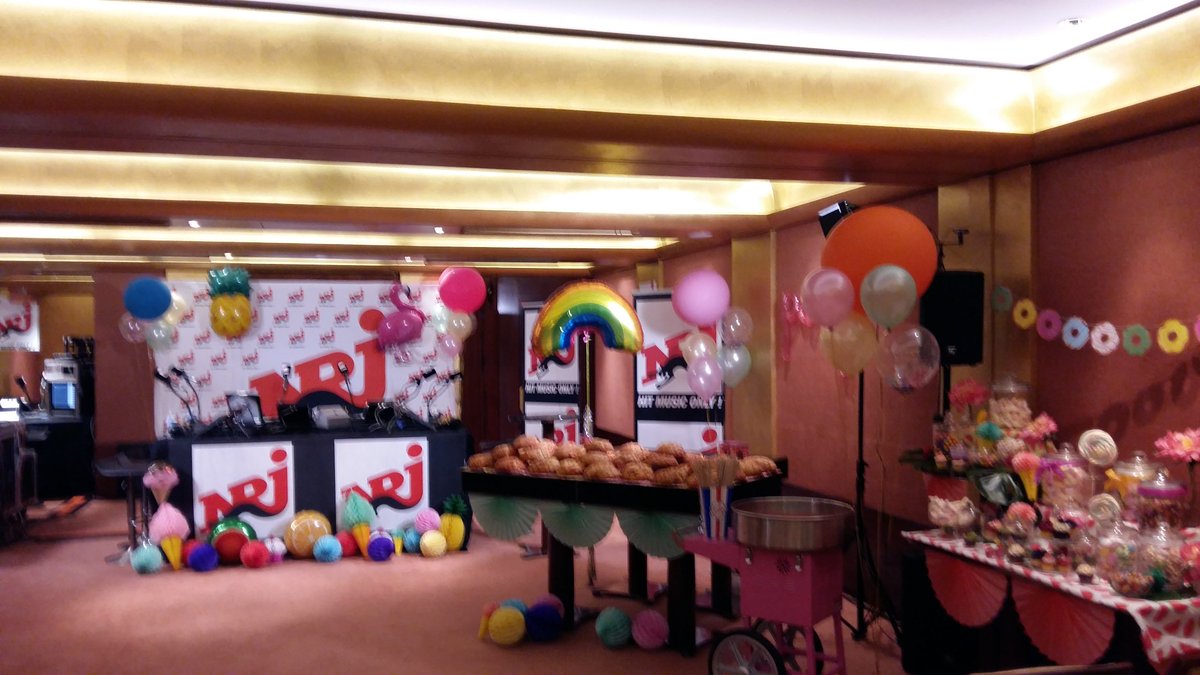 Un plateau décoré par Modern Confetti pour l'émission de <a href="/katyperry/">KATY PERRY</a> ce soir sur <a href="/NRJhitmusiconly/">NRJ</a>. Merci <a href="/UMusicFrance/">Universal Music FR</a> #NRJ #KatyPerry