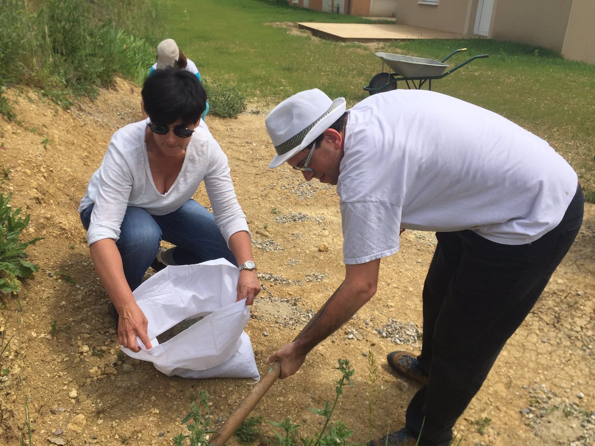A_Duvignac's tweet photo. Retrouvailles @ArcheFrance à Astaffort#AXAAtoutCoeur. Team-building solidaire DAG #sudouest jardinage+sourires #vivreensemble @raphael_benda https://t.co/QkeIIrghnN