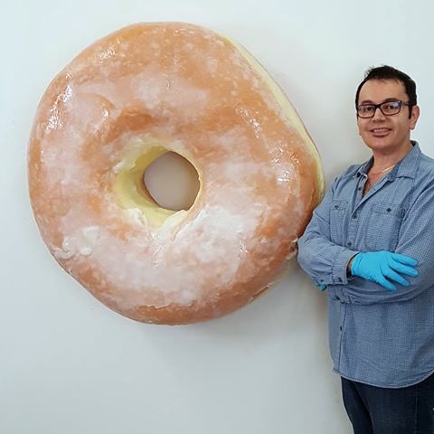 UNIXGallery's tweet image. #nationaldonutday deserves a big #donut &quot;Glazed Donut&quot; by #peteranton 44 x 44 x 16 in-112 x 112 x 40 cm
 #unixgallery #sculpture #chelsea #🍩