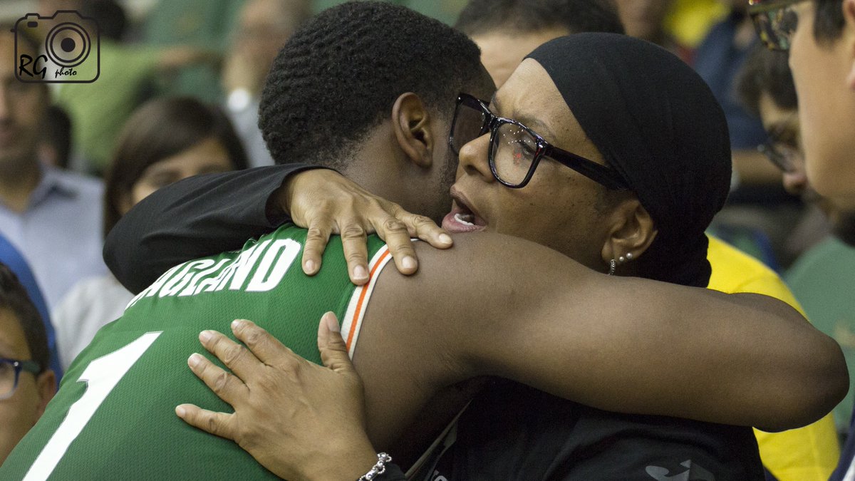 robgenito84's tweet photo. @ScandoneBasket Il dolce abbraccio di una mamma ππ #Joeisonfire https://t.co/jGN8avrYos