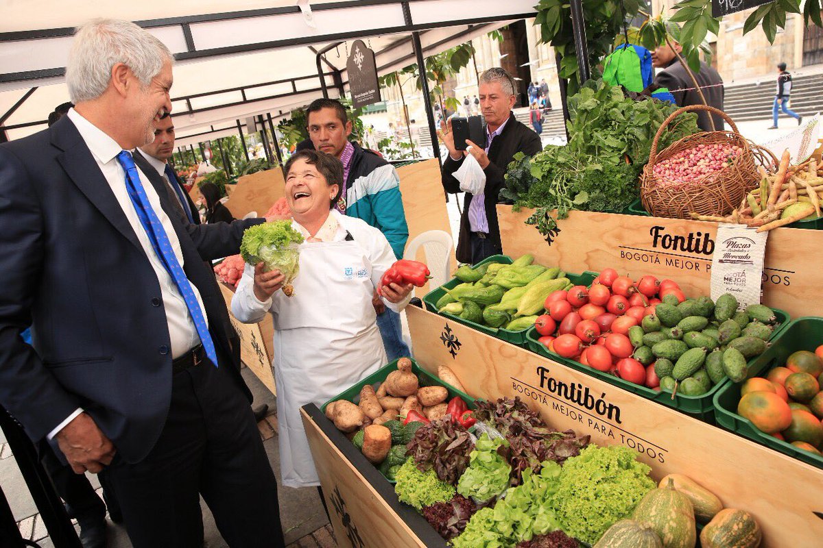 EnriquePenalosa's tweet photo. Felicito a los +de 400 productores del Mercado Campesino de la Plaza de Bolívar, quienes con su dedicación abastecen nuestros hogares https://t.co/ZvXaTtCa7L