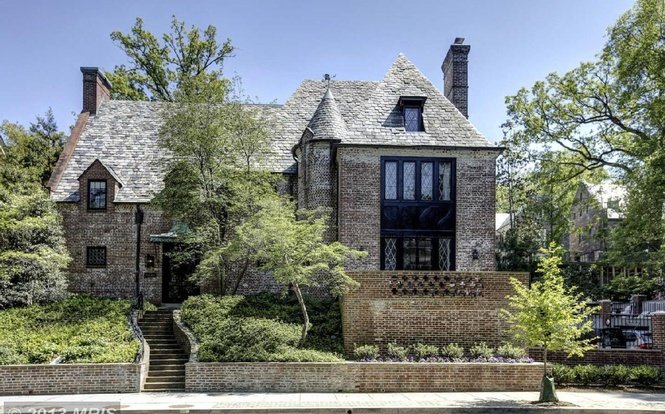 DCist's tweet photo. Renters no more: The Obamas bought a Kalorama house for $8.1 million. https://t.co/WuhYATaDkB https://t.co/8UkcOsDJiM
