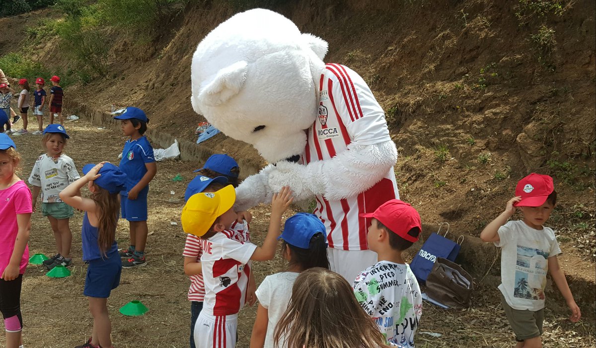 Orsu_ACA's tweet photo. Un petit Ourson fier de me montrer son maillot Rouge et Blanc aujourd'hui à l'école Notre Dame de l'Assomption #Ajaccio #Alours https://t.co/CLOE6nAbm2