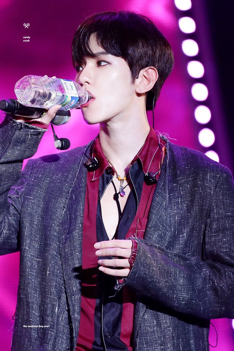 blueharo21's tweet photo. "หิวน้ำ ขอกินนะ"
"ผมอนุญาตแล้วหรอครับปีหนึ่ง?"
"ไม่สน จะกินอ่ะ พี่มีไรปะคับ?"
"เปล๊า.. แค่จะบอกว่าขวดนั้นผมอมแล้ว อยากจูบทางอ้อมกับผมก็เชิญ" https://t.co/FNRUahyRZB