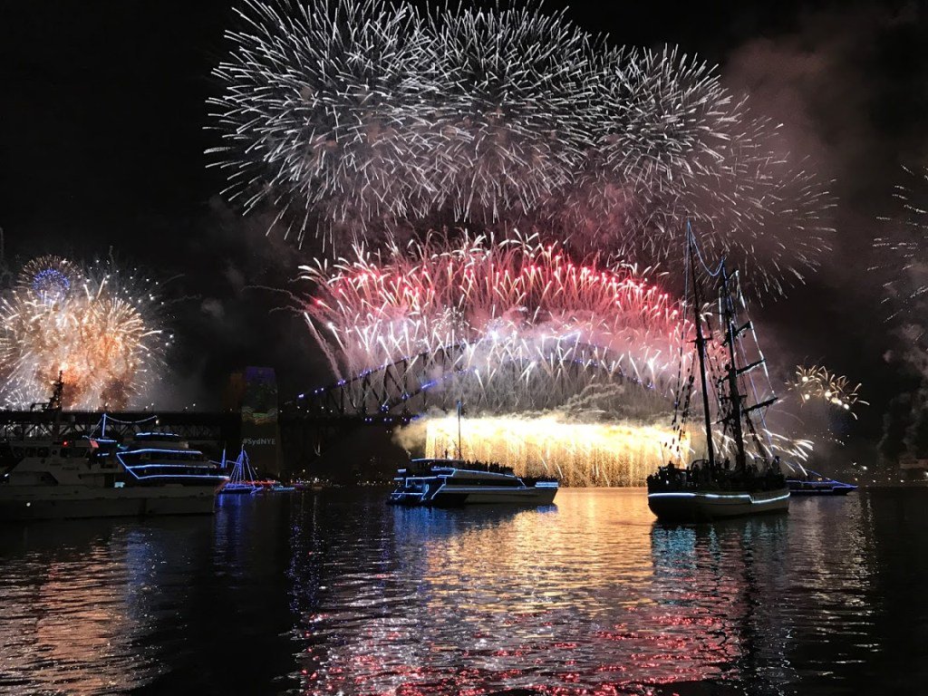 A_Khanduja's tweet photo. New Year’s 2017 in Sydney https://t.co/01kbsTL2re https://t.co/fTk4do1Tag