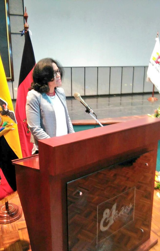 SERCOPec's tweet photo. Auxiliares de servicios médicos hacen reconocimiento al mérito laboral de @heugenioespejo #AniversarioHEE @SanSoberano @Salud_Ec https://t.co/RcDSaRq02H