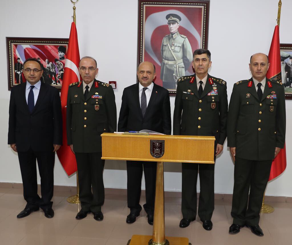 fikriisik's tweet photo. Milli Savunma Üniversitemiz bünyesinde faaliyet gösteren Kara Harp Okulumuzu ziyaret ederek genç Harbiyelilerle iftar yaptık. https://t.co/Y29EQvRSSR