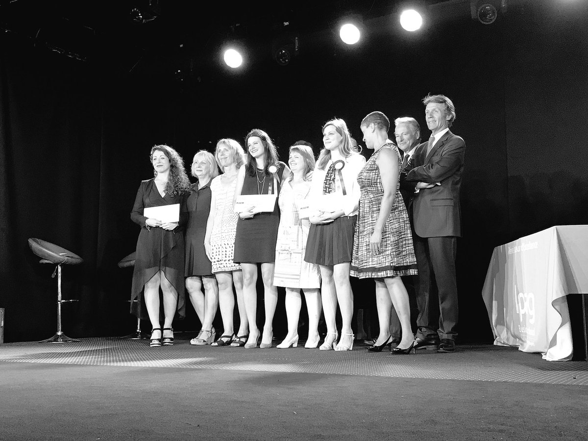 IPAGBS's tweet photo. #IPAGGraduation2016 🎓Remise des trophées d'Excellence #excellence #ipag #ipagbs #diplomes https://t.co/NRenjrQm6W