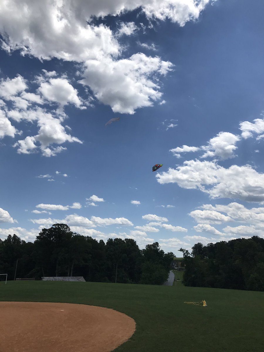 FawnArea's tweet photo. Our friend Mr. Dave shows some students his kite flying tricks. #sesdinquiry #fawnarearocks https://t.co/tRfrOLa0eQ