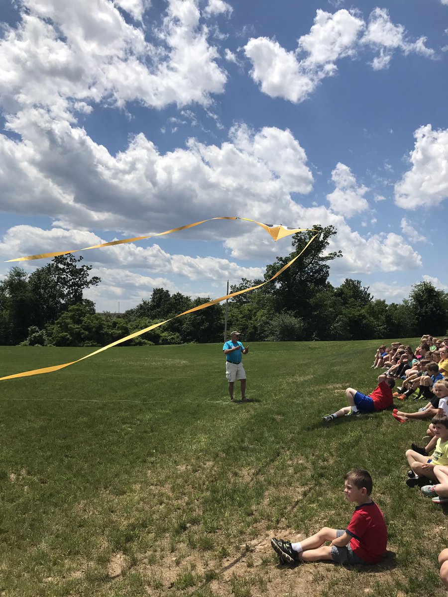 FawnArea's tweet photo. Our friend Mr. Dave shows some students his kite flying tricks. #sesdinquiry #fawnarearocks https://t.co/tRfrOLa0eQ