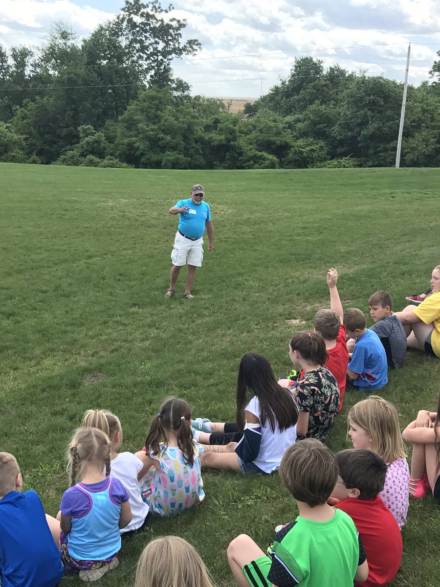 FawnArea's tweet photo. Our friend Mr. Dave shows some students his kite flying tricks. #sesdinquiry #fawnarearocks https://t.co/tRfrOLa0eQ