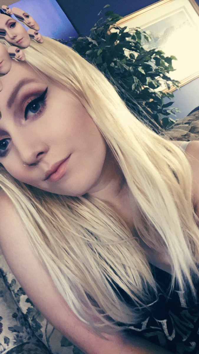 sierrxrxe's tweet photo. queen of being 20 🎉💁🏼 https://t.co/mSK12PtYtH