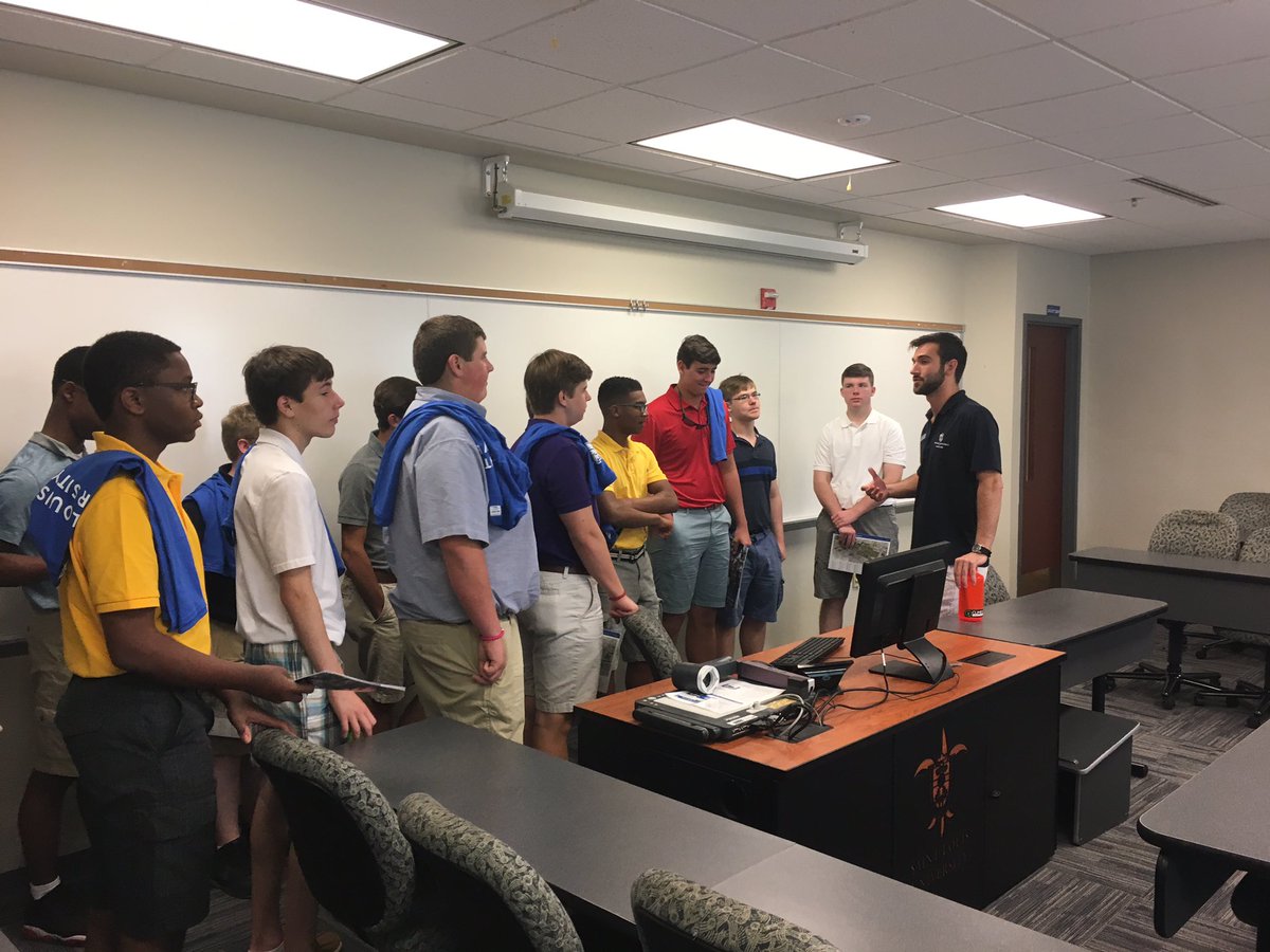 BMHSCollegeRun's tweet photo. "Legit" tour of St. Louis University with BM alum Brad Giacone '14. Thank you to @The_Billiken 
#beabilliken #visitslu #CollegeRun17 https://t.co/RpO34bpfZO