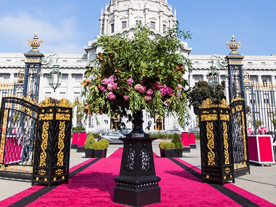 ideas_events's tweet photo. It's #floralfriday as we prepare for Opera Ball 2017. Looking back to this beautiful Entrance in front of #sfcityhall #flashbackfriday 🌹🌿 https://t.co/ybSYL9G1hI