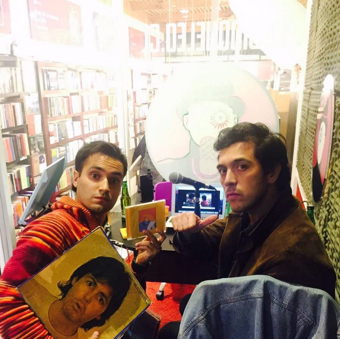 PhilipsSoundCL's tweet photo. Revive el segundo capitulo de #ElTocadiscos conducido por @manuelmaira y como invitado @gepegepegepe aquí > https://t.co/uCsNTTwLw6 https://t.co/G0vlgvnglY