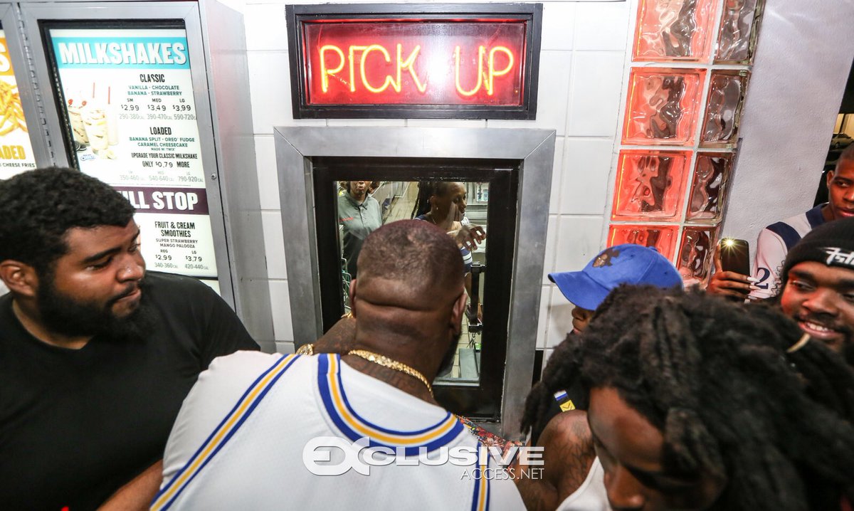 MaybachMusic's tweet photo. The whole city showed up.  When @RickRoss pops up @CheckersRallys - #305Love https://t.co/rKZkSxyGQW