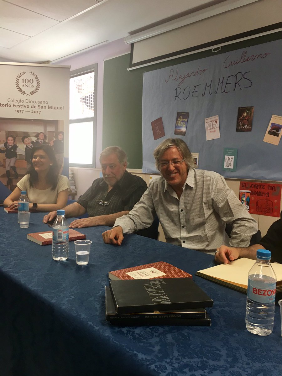 OratorioFestivo's tweet photo. Versos de "España en mi y otros poemas" con @AlejandroGuillermoRoemmers en la presentación de su libro en nuestro centro #orihuela #OFSM100 https://t.co/NgRrVPcWnr